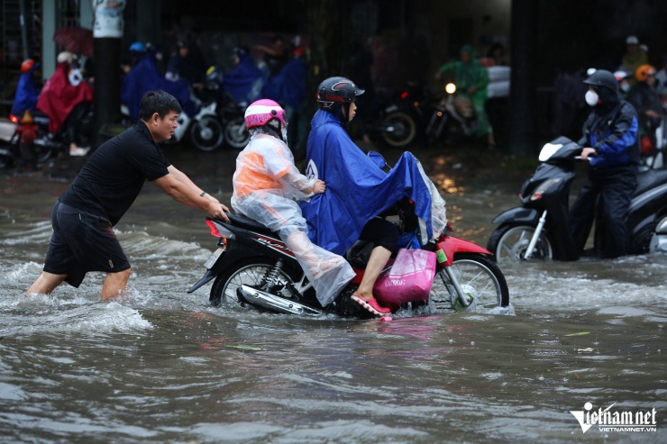 Đường phố Hà Nội ngập sâu, giao thông tê liệt