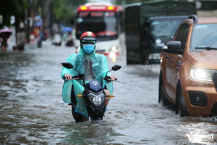 Đường phố Hà Nội ngập sâu, giao thông tê liệt