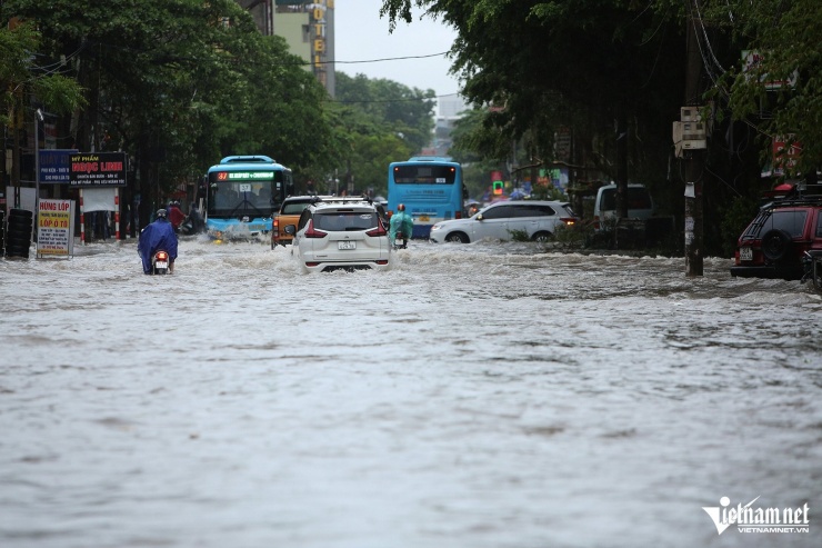 Đường phố Hà Nội ngập sâu, giao thông tê liệt