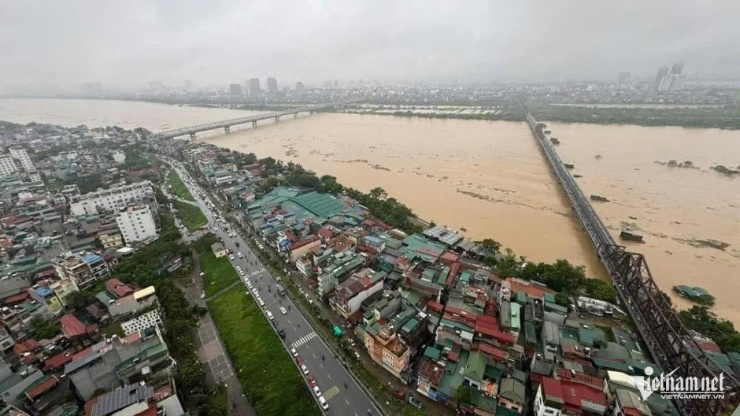 Hà Nội chuẩn bị ứng phó với lũ trên sông Hồng đạt mức báo động 2