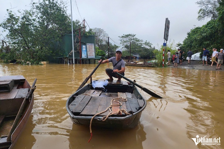 Nước sông Hồng mấp mé đường Chương Dương Độ, người dân khẩn trương di dời - 3