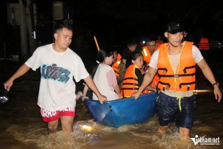 Các lực lượng cứu hộ ở Thái Nguyên đang tích cực đưa bà con ra khỏi vùng ngập. Ảnh: Bảo Khánh