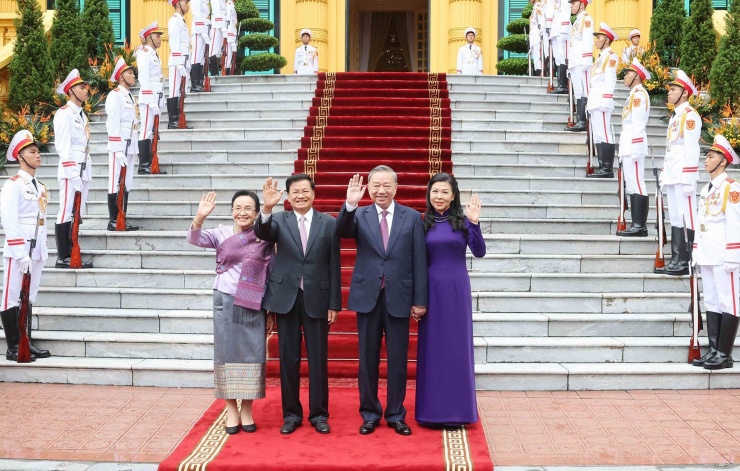 Tổng Bí thư, Chủ tịch nước Tô Lâm và Phu nhân cùng Tổng Bí thư, Chủ tịch nước Lào Thongloun Sisoulith và Phu nhân tại Phủ Chủ tịch. Ảnh: TTXVN