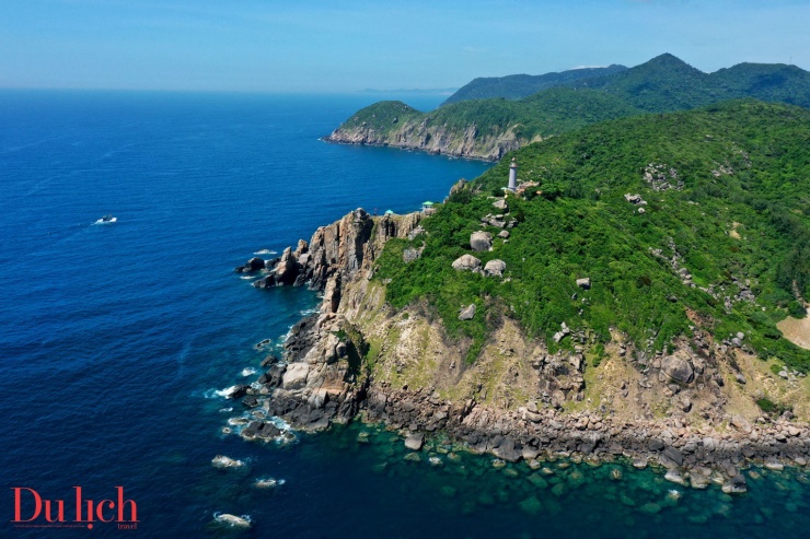 Mũi đất này là một trong các vị trí địa lý  trên đất liền của Việt Nam nhô ra xa nhất về phía biển. Từ Bãi Môn lội qua một suối nước ngọt đi theo bậc cấp khoảng 1000m là lên đến Trạm Hải Đăng.