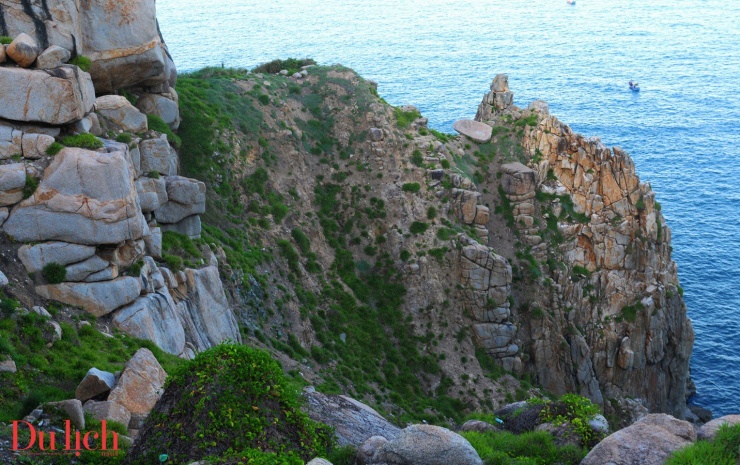 Bãi Môn mang vẻ đẹp hùng vĩ hoang sơ nhưng thơ mộng với làn nước trong xanh cùng bãi cát vàng mịn.