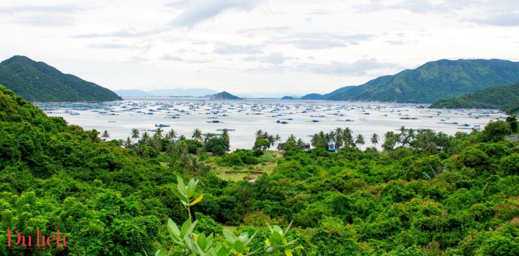 Du khách khám phá di tích Bãi Môn- Mũi Điện không chỉ chiêm ngưỡng di sản thiên nhiên kỳ vĩ mà còn có thể ngắm nhìn ánh bình minh sớm nhất so với các bãi biển khác trên lãnh thổ hình chữ S. Nhiều du khách thích thú khi cắm trại qua đêm, thưởng thức nhiều loại thủy sản tươi ngon, có chuyến du lịch trải nghiệm tuyệt vời khi đặt chân đến mảnh đất này.