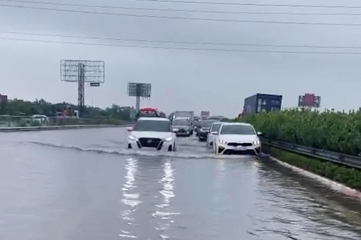 Cao tốc Pháp Vân - Cầu Giẽ ngập sâu, cấm phương tiện đi vào