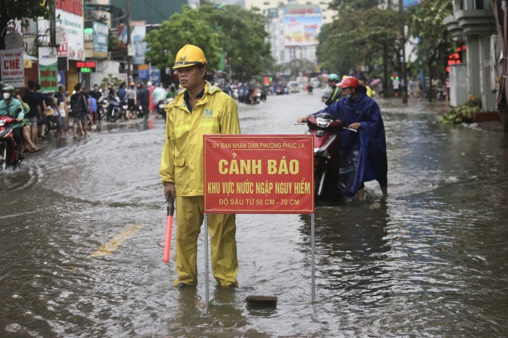 Mưa lớn khiến Hà Đông 'hóa biển', nhiều khu vực ngập sâu tê liệt giao thông