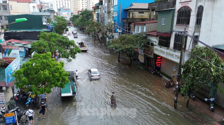 Mưa lớn và nước sông Nhuệ tràn bờ gây ngập sâu tại quận Hà Đông