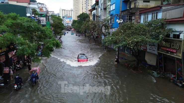 Mưa lớn khiến Hà Đông 'hóa biển', nhiều khu vực ngập sâu tê liệt giao thông