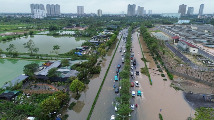 Mưa lớn và nước sông Nhuệ tràn bờ gây ngập sâu tại quận Hà Đông