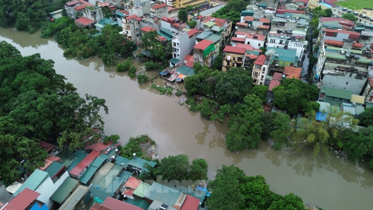 Mưa lớn khiến Hà Đông 'hóa biển', nhiều khu vực ngập sâu tê liệt giao thông