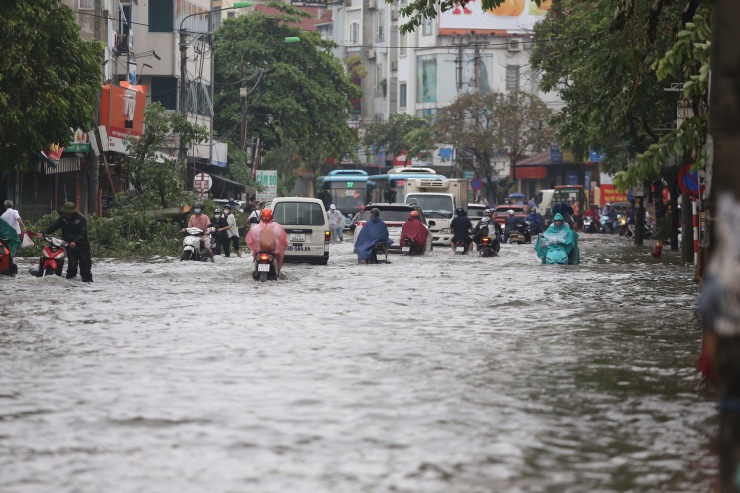 Mưa lớn và nước sông Nhuệ tràn bờ gây ngập sâu tại quận Hà Đông