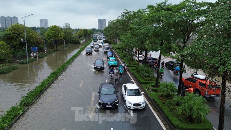 Mưa lớn và nước sông Nhuệ tràn bờ gây ngập sâu tại quận Hà Đông