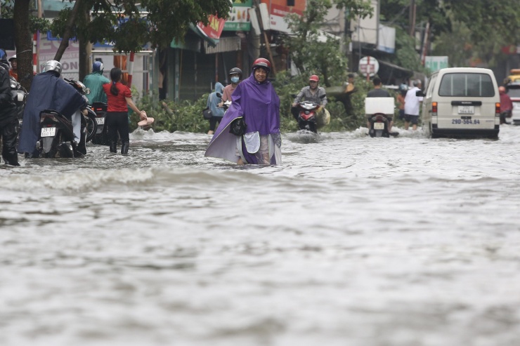 Mưa lớn khiến Hà Đông 'hóa biển', nhiều khu vực ngập sâu tê liệt giao thông