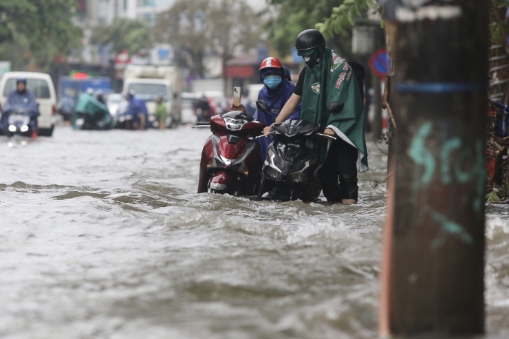 Mưa lớn và nước sông Nhuệ tràn bờ gây ngập sâu tại quận Hà Đông