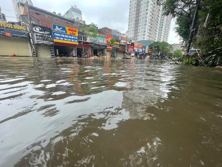 Mưa lớn khiến Hà Đông 'hóa biển', nhiều khu vực ngập sâu tê liệt giao thông