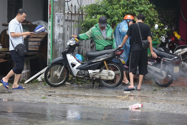 Mưa lớn khiến Hà Đông 'hóa biển', nhiều khu vực ngập sâu tê liệt giao thông