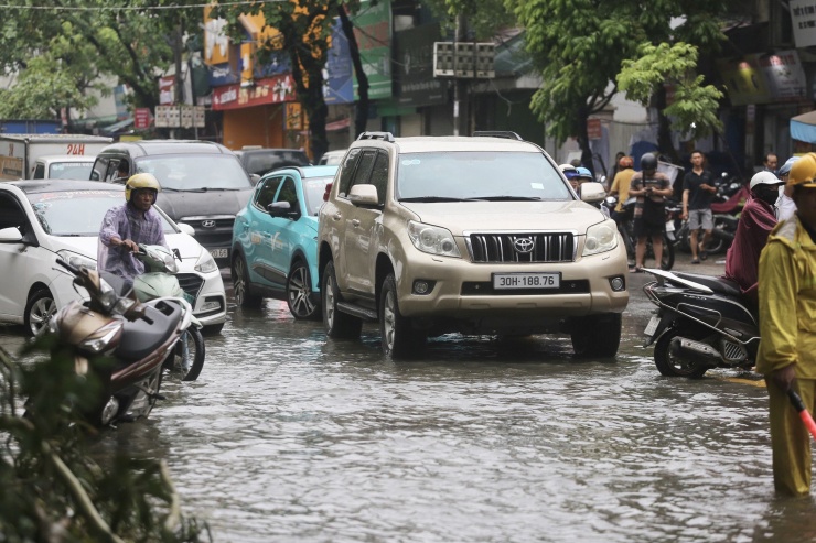 Mưa lớn và nước sông Nhuệ tràn bờ gây ngập sâu tại quận Hà Đông