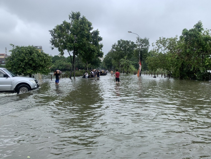 Hà Đông ngập sâu sau cơn mưa lớn, giao thông tê liệt