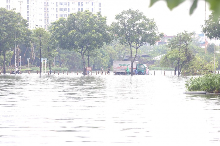 Hà Đông ngập sâu sau cơn mưa lớn, giao thông tê liệt