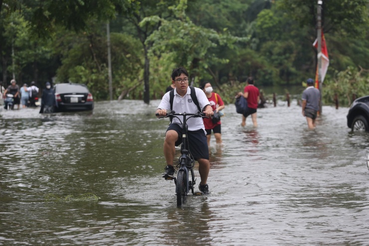 Hà Đông ngập sâu sau cơn mưa lớn, giao thông tê liệt