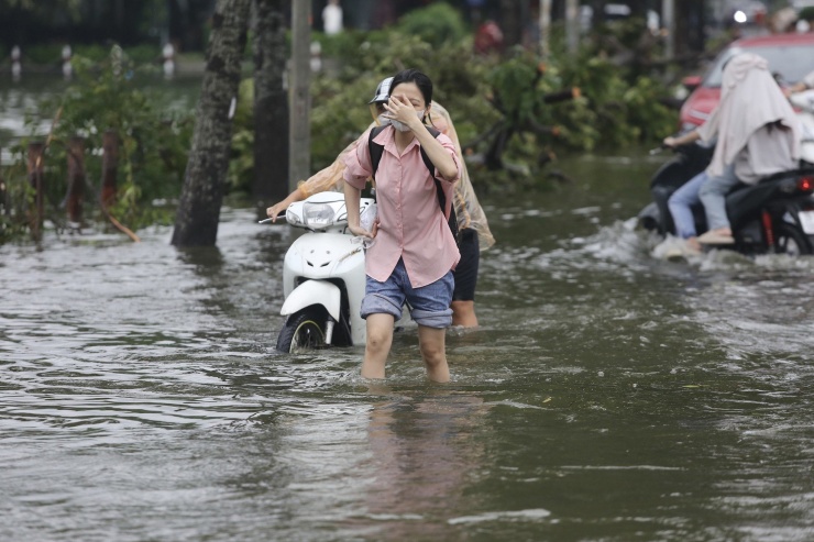 Hà Đông ngập sâu sau cơn mưa lớn, giao thông tê liệt