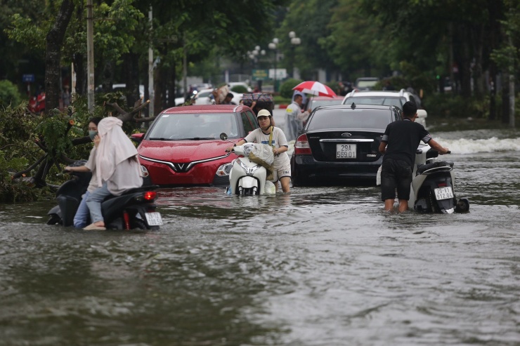 Hà Đông ngập sâu sau cơn mưa lớn, giao thông tê liệt