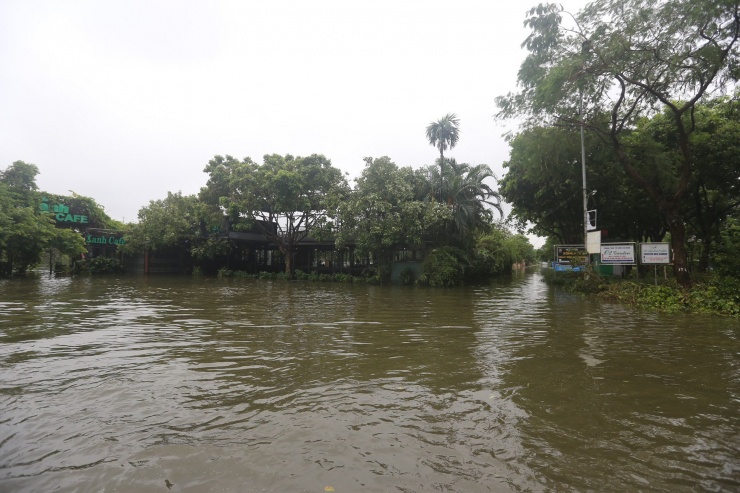 Hà Đông ngập sâu sau cơn mưa lớn, giao thông tê liệt