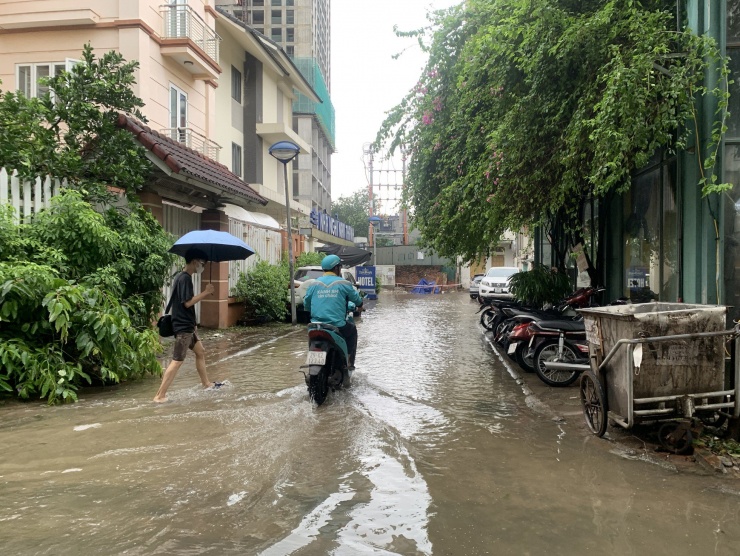 Hà Đông ngập sâu sau cơn mưa lớn, giao thông tê liệt