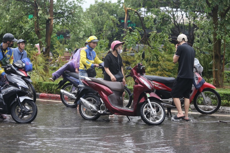 Hà Đông ngập sâu sau cơn mưa lớn, giao thông tê liệt