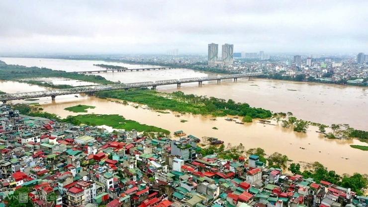 Lúc 11h, mực nước sông Hồng tiếp tục dâng cao, đoạn qua cầu Chương Dương và cầu Long Biên. Nước tràn qua khu vực bãi bồi, uy hiếp khu dân cư ở phường Chương Dương, quận Hoàn Kiếm.