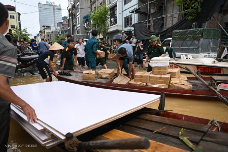 Mực nước sông Hồng tại Hà Nội dâng cao kỷ lục 16 năm, người dân khẩn trương sơ tán