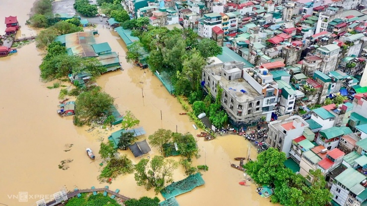 Mực nước sông Hồng tại Hà Nội dâng cao kỷ lục 16 năm, người dân khẩn trương sơ tán