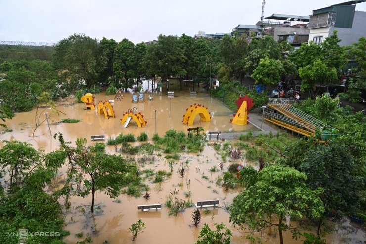 Sông Hồng dâng cao kỷ lục 16 năm, Hà Nội hối hả ứng phó