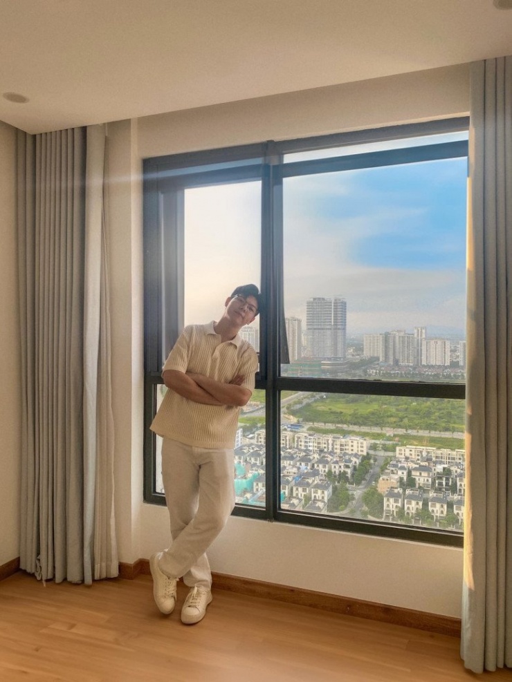 Sau đó, cặp đôi còn khoe view từ căn hộ của mình, trông rất thoáng đãng. 2 BTV rất tự hào và hài lòng với tổ ấm mới: "Chiếc view nhà mới chúng mình rất yêu. Hoá ra cảm giác 'Đồng vợ, đồng chồng. Có đồng nào tiêu sạch đồng đó' là đây".