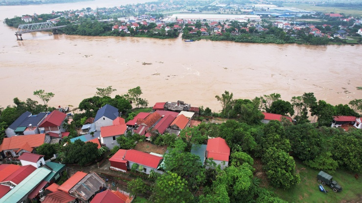 Do lũ trên sông Hồng dâng cao, dòng chảy xiết vượt quá sức chịu đựng của các đốt phà nên chưa thể tiến hành lắp đặt cầu phao.  Ảnh: Đức Hoàng