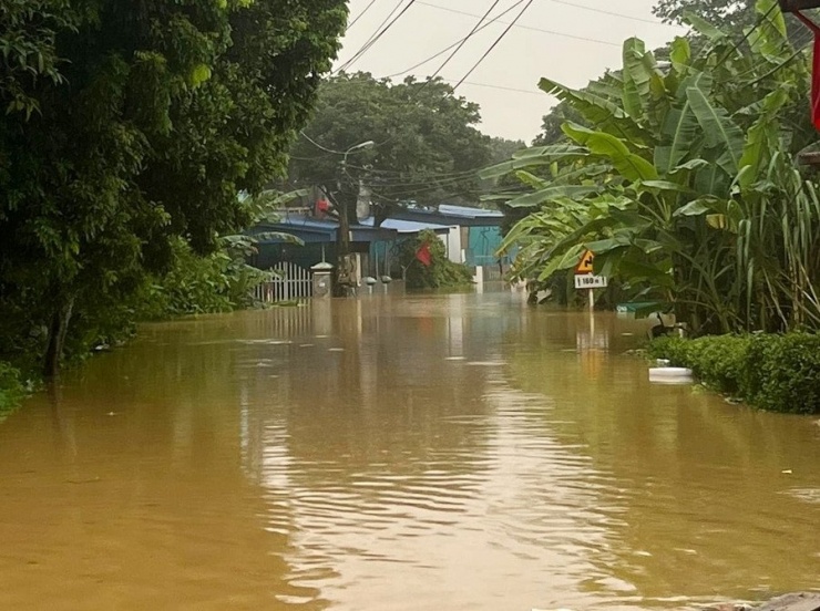 Gia đình anh Khắc Định (Hà Nội) cũng xuyên đêm vận chuyển đồ lên vùng lũ Thái Nguyên. Ảnh: FB Khắc Định