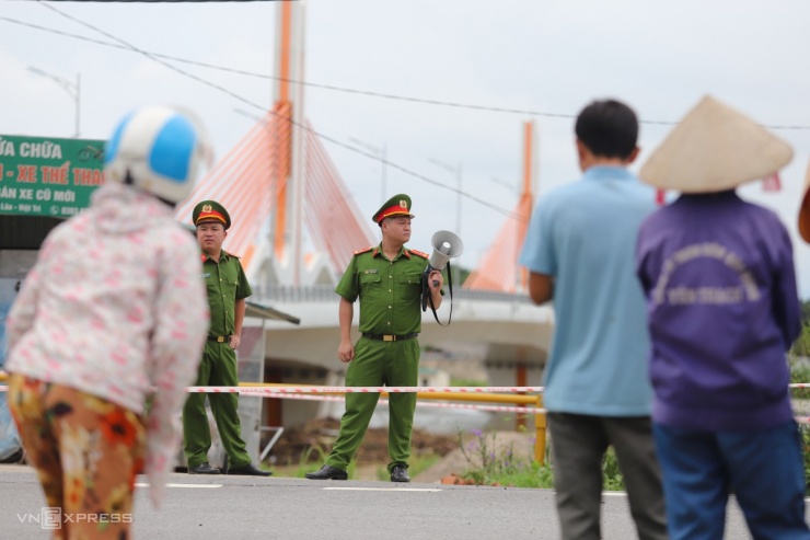 Công an điều tiết giao thông. Nhà chức trách hai tỉnh Phú Thọ và Vĩnh Phúc thống nhất để lực lượng chức năng Vĩnh Phúc kiểm định lại cầu trước khi đề xuất phương án cho xe chạy trở lại.