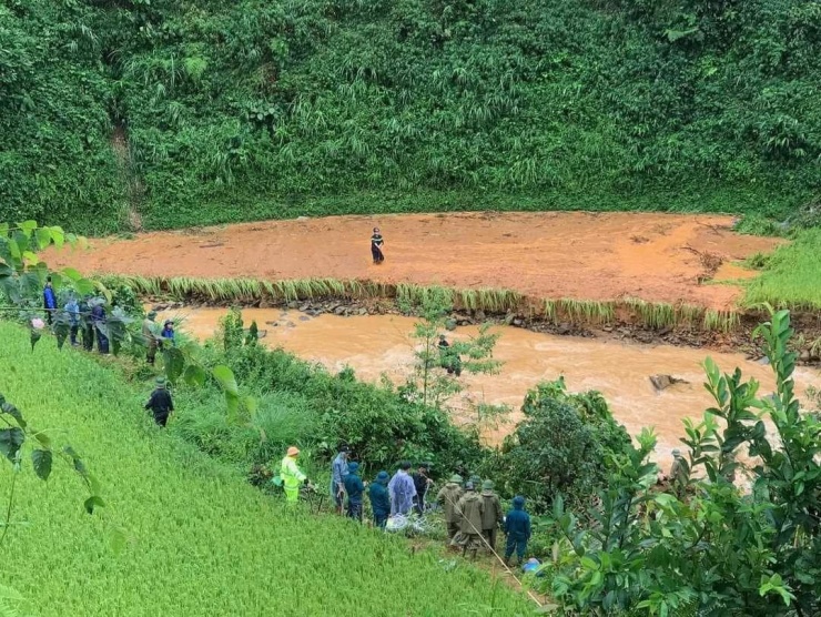 Lực lượng chức năng đi dọc suối tìm kiếm các nạn nhân mất tích. Ảnh: A Cương.