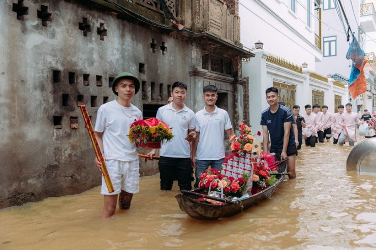 Dùng xuồng chở tráp cưới