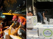 Bạn trẻ - Cuộc sống - Vợ chồng gác mọi việc, lái xe xuyên đêm mang đồ cứu trợ bà con vùng lũ