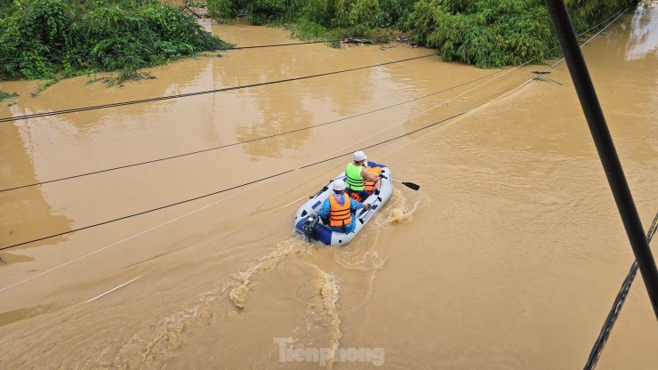 Hình ảnh xúc động trong cơn &#39;đại hồng thủy&#39; chưa từng có ở Thái Nguyên - 16