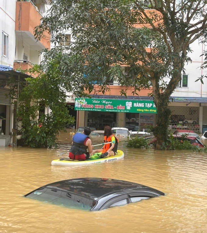 Nước lũ dâng ở thành phố Thái Nguyên, hôm 9/9.  Ảnh: Hồng Giang