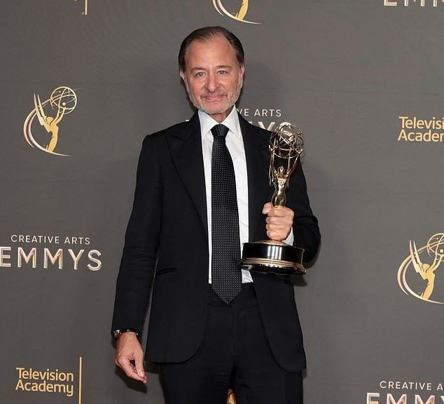 Nhà sản xuất Fisher Stevens nhận cúp vàng trao cho Beckham: What Makes David Run tại giải Emmys. Ảnh: Getty Images.