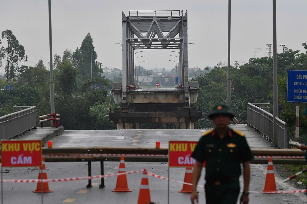 Bộ Quốc phòng chi đạo lắp đặt cầu phao tại vị trí cầu Phong Châu