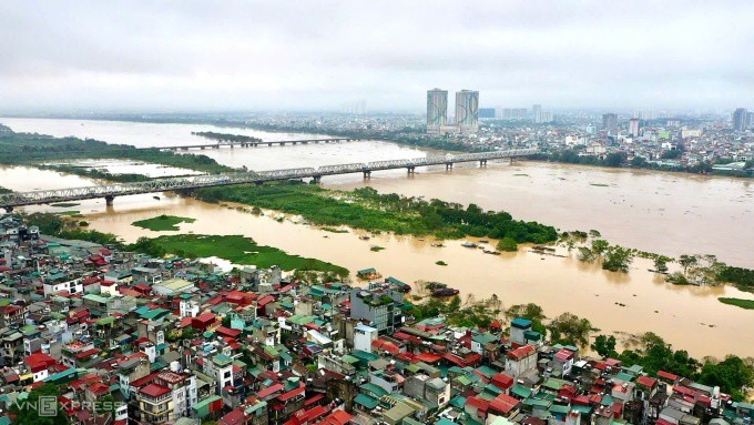 Nước sông Hồng dâng cao, tràn vào hai bên bờ. Ảnh: Văn Phú