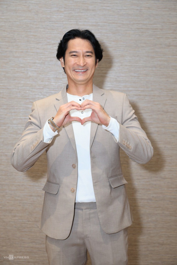 Diễn viên Huy Khánh tạo dáng trái tim
gửi lời chúc đến cô dâu, chú rể.