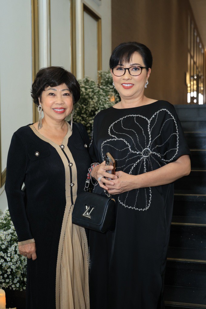 Nghệ sĩ Phương Dung (phải) và Phi
Phụng là tiền bối trong nghề của Anh Đức.