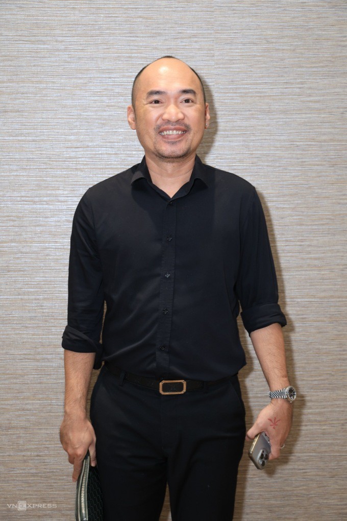 Diễn viên Tiến Luật nói vợ - diễn
viên Thu Trang - bận việc nên anh dự tiệc một mình. Anh đang gây
chú ý tại show âm nhạc "Anh trai vượt ngàn chông gai".